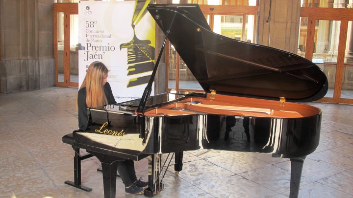 Los conciertos de piano en la calle continúan hoy en el Palacio Provincial y la Plaza Deán Mazas